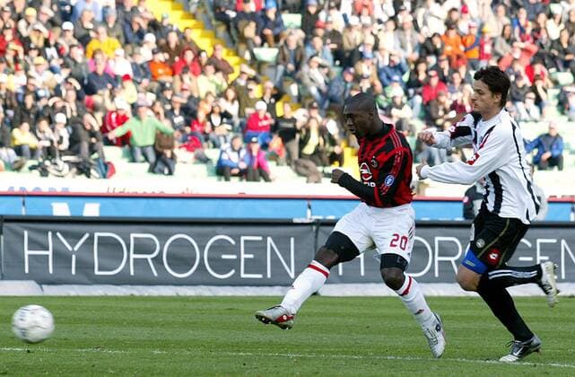 Clarence Seedorf (Milan, li.) gegen Felipe (Udine) - Fußball Herren Serie A 2005 2006, 1. Italienische Liga, Udinese Calcio - AC Mailand 0:4 Gruppe Udine Dynamik,