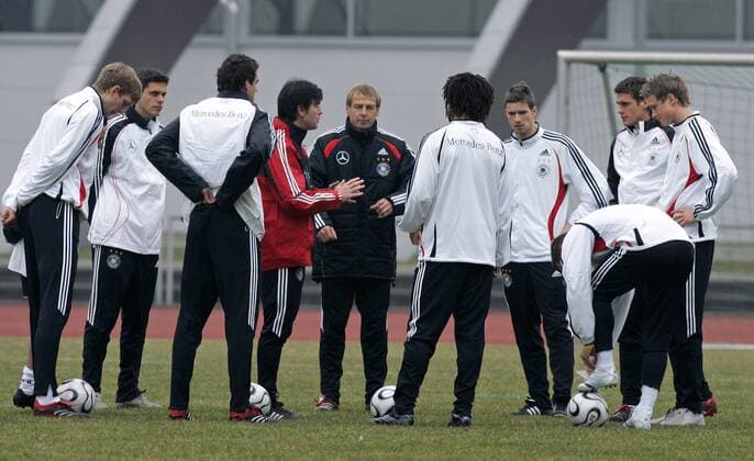 Co Trainer Joachim Löw (4.v.li.) und Bundestrainer Jürgen Klinsmann haben das Team um sich versammelt, v.li. Per Mertesacker, Manuel Friedrich, Metzelder, Owomoyela, Arne Friedrich, Podolski, Sebastian Kehl und Marcell Jansen (alle Deutschland) Fußball Herren Nationalmannschaft 2006, Nationalteam, Training, Vorbereitung Gruppe Düsseldorf