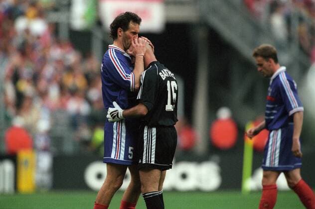 IMAGO Iconic Moments, Fußball Abwehrchef Laurent Blanc (li.) küßt seinem Torwart Fabien Barthez (beide Frankreich) die Glatze Fußball Länderspiel Herren Weltmeisterschaft 1998, Nationalmannschaft, Nationalteam, Nationaltrikot, Halbfinale, Vneg Gruppe Paris Saint Denis, St. Harmonie, Kameradschaft,