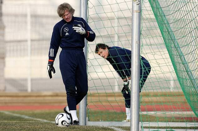 Torwart Oliver Kahn (vorn) wird von seinem Konkurrenten Jens Lehmann (beide Deutschland) während des Trainings beäugt Fußball Herren Nationalmannschaft 2006, Nationalteam, Training, Vorbereitung, Vdia Gruppe Düsseldorf Spannung,