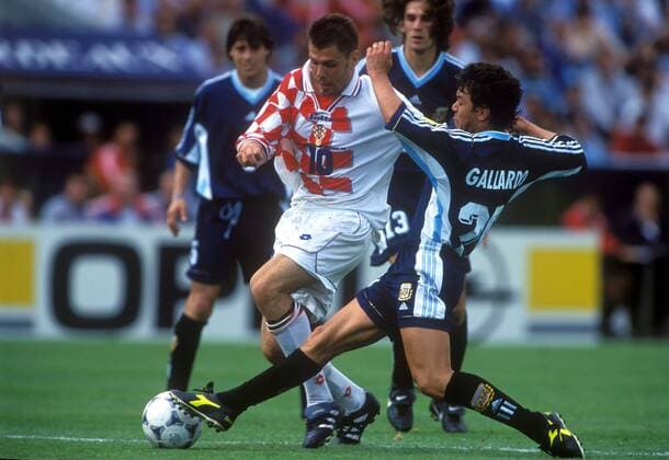 Zvonimir Boban (Kroatien, li.) gegen Marcelo Gallardo (Argentinien) Fußball Länderspiel Herren Weltmeisterschaft 1998, Nationalmannschaft, Nationalteam, Nationaltrikot, Gruppe H Gruppe Bordeaux Dynamik, Kampf,