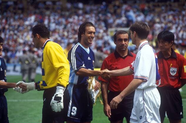 Gabriel Omar Batistuta (Argentinien, 2.v.li.) begrüßt Robert Jarni (2.v.re.), daneben Torwart Drazen Ladic (beide Kroatien), Linienrichter Mohamed Mansri (Tunesien) und der Vierte Offizielle An Yan Lim Kee Chong (Mauritius) Fußball Länderspiel Herren Weltmeisterschaft 1998, Nationalmannschaft, Nationalteam, Nationaltrikot, Gruppe H Gruppe Bordeaux Harmonie,