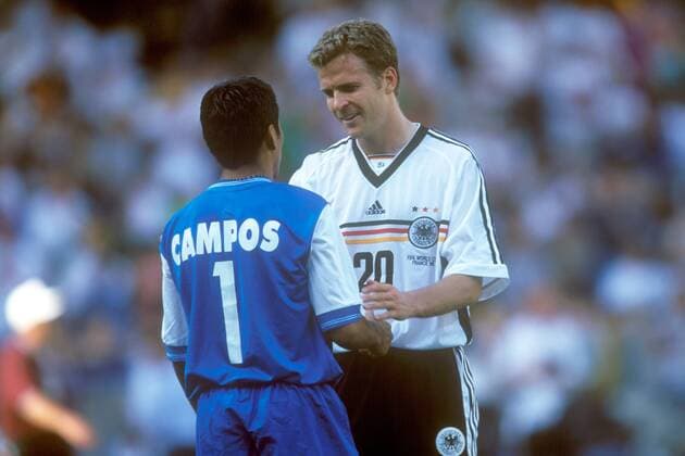 Oliver Bierhoff (re., Deutschland) und Torwart Jorge Campos (Mexiko) nach Spielende im Gespräch Fußball Länderspiel Herren Weltmeisterschaft 1998, Nationalmannschaft, Nationalteam, Nationaltrikot, Achtelfinale, Vdia Gruppe Montpellier Kameradschaft,