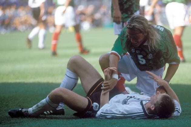 Luis Hernandez (oben, Mexiko) scherzt mit Dietmar Hamann (Deutschland) Fußball Länderspiel Herren Weltmeisterschaft 1998, Nationalmannschaft, Nationalteam, Nationaltrikot, Achtelfinale, Vdia Gruppe Montpellier Kameradschaft,