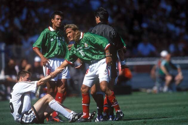 Luis Hernandez (re., Mexiko) hilft Dietmar Hamann (Deutschland) wieder auf die Beine, Marcelino Bernal (hi., Mexiko) spricht derweil mit dem Unparteiischen Fußball Länderspiel Herren Weltmeisterschaft 1998, Nationalmannschaft, Nationalteam, Nationaltrikot, Achtelfinale, Vdia Gruppe Montpellier Kameradschaft,