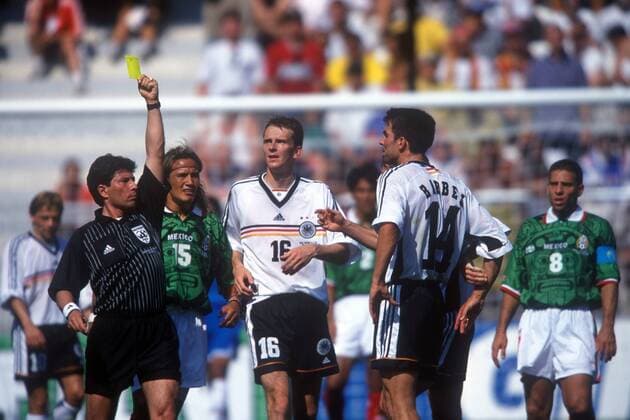 FIFA Schiedsrichter Vitor Melo Pereira (Portugal) verwarnt Markus Babbel (re.), Dietmar Hamann (2.v.re., beide Deutschland) und Luis Hernandez (Mexiko) kommen hinzu Fußball Länderspiel Herren Weltmeisterschaft 1998, Nationalmannschaft, Nationalteam, Nationaltrikot, Achtelfinale, Vdia Gruppe Montpellier Spannung,