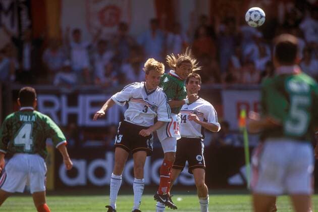 Luis Hernandez (Mitte, Mexiko) gegen Jörg Heinrich (li.) und Markus Babbel (Deutschland) Fußball Länderspiel Herren Weltmeisterschaft 1998, Nationalmannschaft, Nationalteam, Nationaltrikot, Achtelfinale, Vdia Totale Montpellier Dynamik,