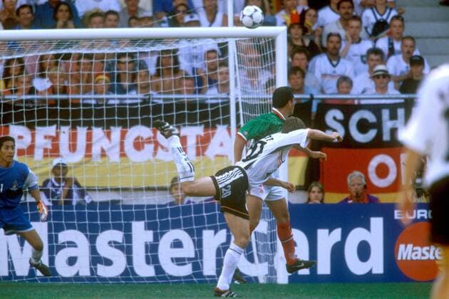 Oliver Bierhoff (vorn, Deutschland) setzt sich gegen Raul Lara (Mexiko) durch und erzielt das 2:1 Fußball Länderspiel Herren Weltmeisterschaft 1998, Nationalmannschaft, Nationalteam, Nationaltrikot, Achtelfinale, Vdia Gruppe Montpellier Dynamik, Spannung,