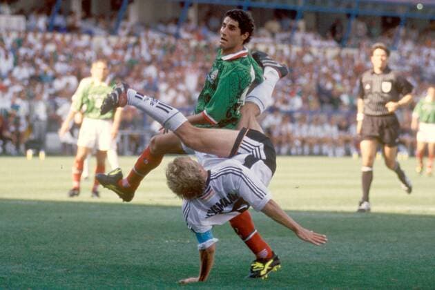 Salvador Carmona (hi., Mexiko) bekommt den Fallrückzieher von Jürgen Klinsmann (Deutschland) zu spüren Fußball Länderspiel Herren Weltmeisterschaft 1998, Nationalmannschaft, Nationalteam, Nationaltrikot, Achtelfinale, Vdia Gruppe Montpellier Dynamik, Kampf,