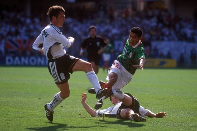 Jesus Arellano (Mitte, Mexiko) gegen Lothar Matthäus (li.) und Michael Tarnat (beide Deutschland), der das Foul begeht Fußball Länderspiel Herren Weltmeisterschaft 1998, Nationalmannschaft, Nationalteam, Nationaltrikot, Achtelfinale, Vdia Gruppe Montpellier Dynamik, Kampf,