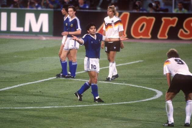 Diego Armando Maradona (Argentinien) ratlos Fußball Länderspiel Herren Weltmeisterschaft 1990, Nationalmannschaft, Nationalteam, Nationaltrikot, Finale, Endspiel, Vdia Einzelbild BRD - Argentinien 1:0 Rom
