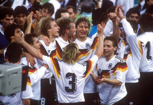 Siegesfeier BR Deutschland v.li.: Karlheinz Riedle, Pierre Littbarski, Jürgen Klinsmann, Rudi Völler, Andreas Brehme (vorn), Guido Buchwald, Thomas Häßler und Thomas Berthold bejubeln lautstark den WM Titel Fußball Länderspiel Herren Weltmeisterschaft 1990, Nationalmannschaft, Nationalteam, Nationaltrikot, Finale, Endspiel, Vdia Gruppe Rom Freude, Begeisterung,