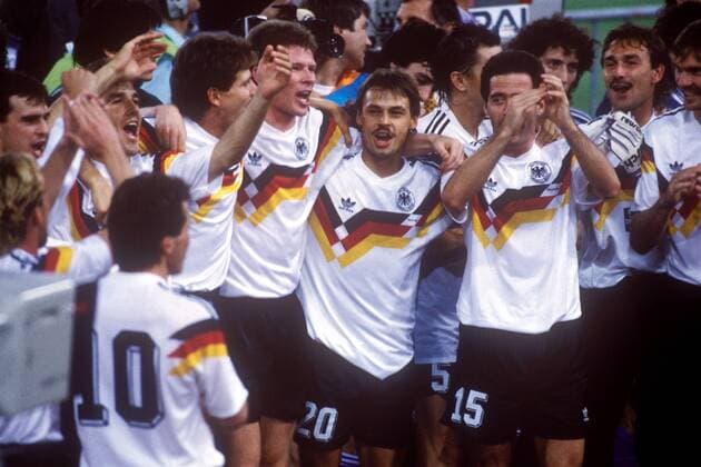 Weltmeister BR Deutschland v.re.: Paul Steiner, Torwart Raimond Aumann, Uwe Bein, Olaf Thon, Stefan Reuter, Andreas Möller, Karlheinz Riedle und Thomas Berthold Fußball Länderspiel Herren Weltmeisterschaft 1990, Nationalmannschaft, Nationalteam, Nationaltrikot, Finale, Endspiel, Vdia Gruppe Rom Freude, Begeisterung,