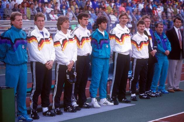 Ersatzbank BR Deutschland v.li.: Physiotherapeut Klaus Eder, Torwart Andreas Köpke, Frank Mill, Thomas Berthold, Karlheinz Riedle, Paul Steiner, Günther Hermann und Torwarttrainer Sepp Maier - Nationalhymne Fußball Länderspiel Herren Weltmeisterschaft 1990, Nationalmannschaft, Nationalteam, BRD, Finale, Endspiel, Vdia Gruppe Rom