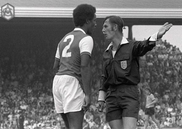 Großbritannien, Black History Month im Oktober - Sport Brendon Batson (Arsenal) diskutiert mit Schiedsrichter J. Hunting -  Fußball Herren FA Cup 1972 1973, Pokal, Pokalspiel, English First Division, One, 1. Englische Liga Gruppe London