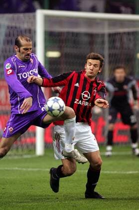 Andriy Shevchenko (Milan, re.) gegen Giuseppe Pancaro (Florenz) Fußball Herren Serie A 2005 2006, 1. Italienische Liga, AC Mailand - AC Fiorentina 3:1 Gruppe Mailand Dynamik,
