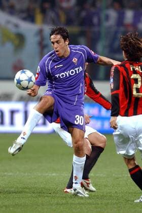 Luca Toni (Florenz) behauptet den Ball Fußball Herren Serie A 2005 2006, 1. Italienische Liga, AC Mailand - AC Fiorentina 3:1 Gruppe Mailand Dynamik,