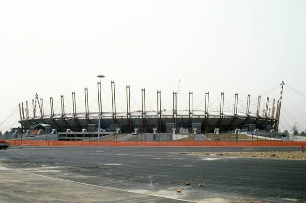 Außenansicht des Stadio delle Alpi in Turin Fußball Länderspiel Herren Weltmeisterschaft 1990, Austragungsort, Austragungsorte, Wettkampfstätte, Wettkampfstätten, Vdia Totale Stadio delle Alpi Turin
