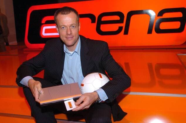 Christoph Bellmer, Vorstandsmitglied der Arena Sport Rechte und Marketing GmbH stellt den Pay TV Decoder samt Chipkarte zum Empfang der Bundesliga vor Fußball 1. BL Herren Medien 2006, Fernsehen, TV, Rechte, Fernsehrechte, Übertragungsrechte, Verwertungsrechte, PK Einzelbild München