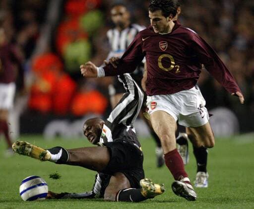 Patrick Vieira (Juventus, re.) am Boden gegen Cesc Fabregas (Arsenal) -  Fußball EC 1 Herren Champions League 2005 2006, FC Arsenal London - Juventus Turin 2:0, Juve Gruppe London Dynamik, Kampf