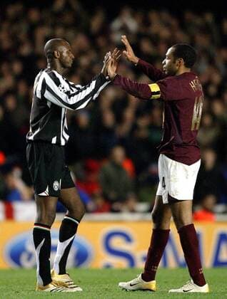 Patrick Vieira (Juventus, li.) und Thierry Henry (Arsenal) klatschen sich ab -  Fußball EC 1 Herren Champions League 2005 2006, FC Arsenal London - Juventus Turin 2:0, Juve Gruppe London Kameradschaft,