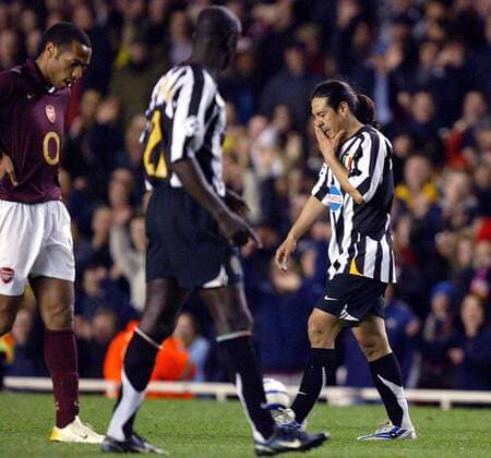 Mauro Camoranesi (Juventus, re.) verlässt nach seiner gelb roten Karte den Platz, li. Thierry Henry (Arsenal) -  Fußball EC 1 Herren Champions League 2005 2006, Arsenal FC London - Juventus Turin 2:0, Juve Gruppe London