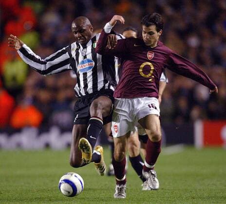 Cesc Fabregas (Arsenal, re.) gegen Patrick Vieira (Juventus) -  Fußball EC 1 Herren Champions League 2005 2006, FC Arsenal London - Juventus Turin 2:0, Juve Gruppe London Dynamik, Kampf,