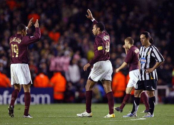 Torschütze Thierry Henry (Mitte) und Gilberto Silva (li., beide Arsenal) - Torjubel, re. der enttäuschte Mauro Camoranesi (Juventus) -  Fußball EC 1 Herren Champions League 2005 2006, Arsenal FC London - Juventus Turin 2:0, Juve Gruppe London