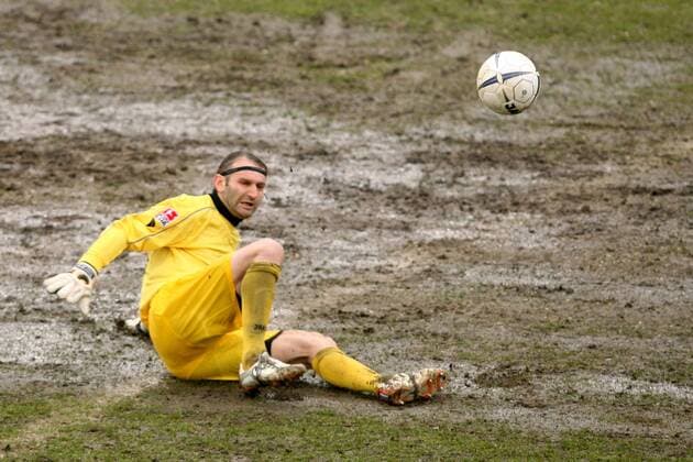 Torwart Tomislav Piplica (Cottbus) rutscht auf diesem Fußballacker aus Fußball 2. BL Herren Saison 2005 2006, FC Energie Cottbus Einzelbild Schlamm, schlammig, Matsch, matschig, Morast Cottbus