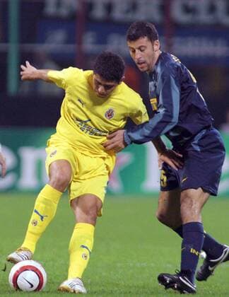 Juan Roman Riquelme (Villarreal, li.) gegen Walter Samuel (Inter) -  Fußball EC 1 Herren Champions League 2005 2006, FC Internazionale Mailand - FC Villarreal 2:1 Gruppe Mailand Dynamik,