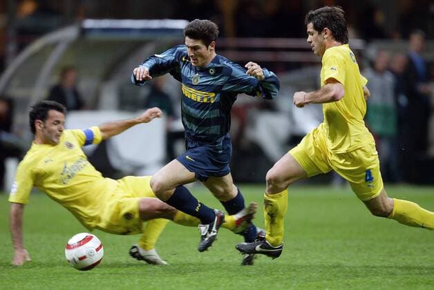 Javier Zanetti (Inter, Mitte) gegen Cesar Arzo (re.) und Javier Calleja Revilla (beide Villarreal) -  Fußball EC 1 Herren Champions League 2005 2006, FC Internazionale Mailand - FC Villarreal 2:1 Gruppe Mailand Dynamik,