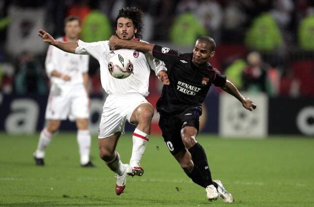 Florent Malouda (Lyon, re.) gegen Gennaro Gattuso (Milan) -  Fußball EC 1 Herren Champions League 2005 2006, Olympique Lyonnais - AC Mailand 0:0, OL Gruppe pan13431 Lyon Dynamik, Kampf,  