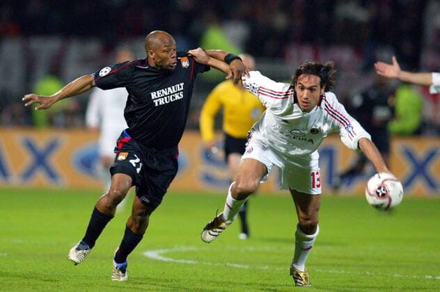 Alessandro Nesta (Milan, re.) gegen Sylvain Wiltord (Lyon) -  Fußball EC 1 Herren Champions League 2005 2006, Olympique Lyonnais - AC Mailand 0:0, OL Gruppe pan13432 Lyon Dynamik,  