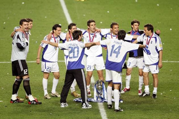 Fußball, EM Finale 2004 in Lissabon, Portugal - Griechenland 0:1 Siegesjubel Griechenland mit dem Pokal v.li.: Torwart Konstantinos Chalkias, Angelos Charisteas, Vassilios Lakis, Theodoros Zagorakis (hi.), Georgios Karagounis, Konstantinos Katsouranis, Themistoklis Nikolaidis, Panagiotis Fyssas, Stylianos Venetidis ... Fußball Länderspiel Herren Euro 2004, Europameisterschaft, Nationalmannschaft, Nationalteam, Nationaltrikot, Emotionen, Vdig Gruppe Finale, Endspiel, Europameisterschaftspokal Lissabon, Europameisterpokal, Trophäe Freude, Begeisterung,