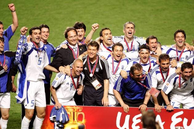Fußball, EM Finale 2004 in Lissabon, Portugal - Griechenland 0:1 Europameister Griechenland Fußball Länderspiel Herren Euro 2004, Europameisterschaft, Nationalmannschaft, Nationalteam, Nationaltrikot, Vdig Totale Finale, Endspiel Lissabon Freude, Begeisterung,