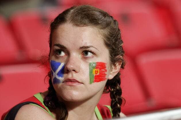 Fußball, EM Finale 2004 in Lissabon, Portugal - Griechenland 0:1 Ein weiblicher Fan hat sich die Nationalfarben der Endspielteilnehmer Portugal und Griechenland ins Gesicht malen lassen Fußball Länderspiel Herren Euro 2004, Europameisterschaft, Nationalmannschaft, Nationalteam, Vdig Porträt Portugal - Griechenland 0:1 Lissabon, Finale, Endspiel