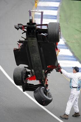 Der schwer beschädigte Bolide von Felipe Massa (Brasilien Ferrari) wird abtransportiert Motorsport Grand Prix Herren Großer Preis von Australien 2006, Formel 1 Weltmeisterschaft, F1, F, GP, WM Einzelbild Albert Park Melbourne