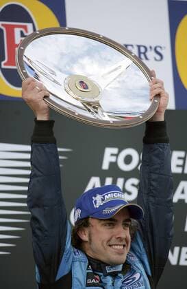 Siegerehrung nach dem GP von Australien in Melbourne 2006 - Sieger Fernando Alonso (Spanien Renault) jubelt mit seinem Pokal Motorsport Grand Prix Herren Großer Preis von Australien 2006, Formel 1 Weltmeisterschaft, F1, F, GP, WM Einzelbild Albert Park Melbourne Glück, Freude,