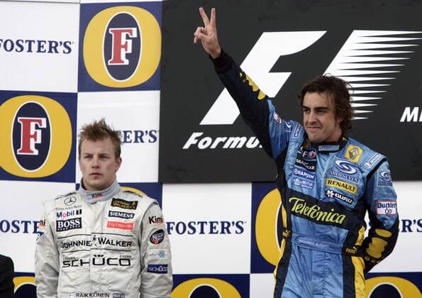 Siegerehrung nach dem GP von Australien in Melbourne 2006 - Sieger Fernando Alonso (Spanien Renault, re.) und der Zweitplatzierte Kimi Räikkönen (Finnland McLaren Mercedes) Motorsport Grand Prix Herren Großer Preis von Australien 2006, Formel 1 Weltmeisterschaft, F1, F, GP, WM Gruppe Albert Park Melbourne