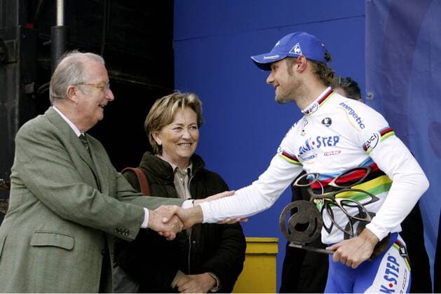 König Albert II. (li.) und Königin Paola von Belgien gratulieren Tom Boonen (Belgien Quick Step Innergetic) zum Sieg bei der Flandernrundfahrt 2006 -  Radsport Herren Flandernrundfahrt 2006, Flandern Rundfahrt, ProTour, Straßenradsport, Straße, Rad, 2. Gruppe Staatsoberhaupt Freude, Begeisterung,