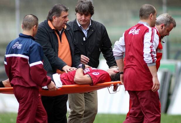Francesco Coco (Livorno) wird von Sanitätern und Betreuern auf einer Trage abtransportiert -  Fußball Herren Serie A 2005 2006, 1. Italienische Liga, AS Livorno, Vdig Gruppe Verona