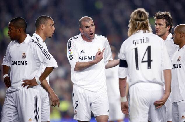 Zinedine Zidane (Mitte hi.) und Guti (vorn) im Zwiegespräch, Roberto Carlos (re.), David Beckham (2.v.re.), Ronaldo (2.v.li.) hören zu, Robinho (alle Real Madrid) dreht sich hingegen ab -  Fußball Herren Primera Division 2005 2006, 1. Spanische Liga, Real Madrid CF, Vdig Gruppe pan13455 Barcelona Spannung,  