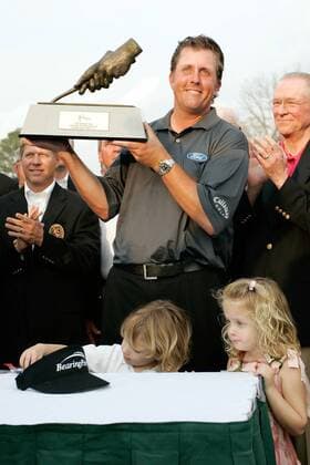 Phil Mickelson (USA) gewinnt das BellSouth Classic 2006 und jubelt bei der Siegerehrung mit seiner Trophäe sowie Tochter Sophia Isabel (re.) und Sohn Evan Samuel - (Icon4882166) Golf Herren BellSouth Classic 2006, TPC at Sugarloaf, PGA Tour, Golfen, Bell South Gruppe Duluth Freude, EDITORIAL USE ONLY