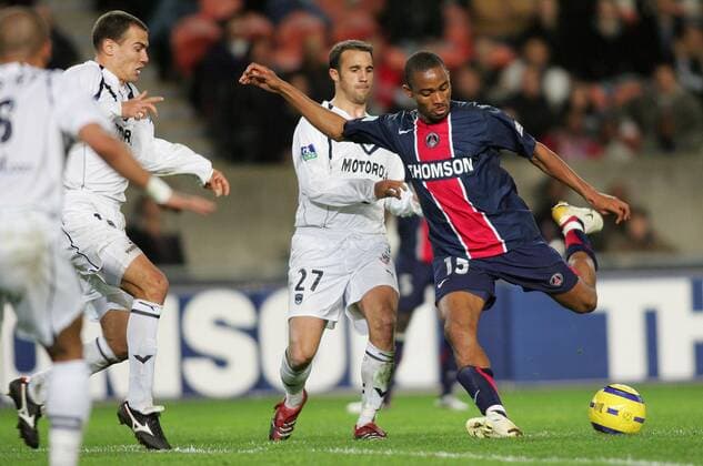 Bonaventure Kalou (re., Paris St. Germain) zieht ab, Marc Planus (Mitte) und Bruno Cheyrou (beide Bordeaux) können ihn nicht stoppen -  Fußball Herren Ligue 1 2005 2006, 1. Französische Liga, Paris Saint Germain - Girondins de Bordeaux 3:1, PSG, Vdig Gruppe pan13469 Paris Dynamik,  