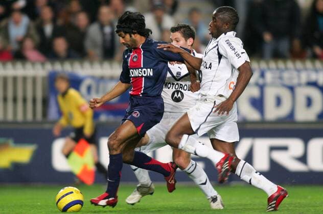 Vikash Dhorasoo (li., Paris St. Germain) gegen Rio Antonio Mavuba (re.) und Florian Marange (beide Bordeaux) -  Fußball Herren Ligue 1 2005 2006, 1. Französische Liga, Paris Saint Germain - Girondins de Bordeaux 3:1, PSG, Vdig Gruppe pan13469 Paris Dynamik,  