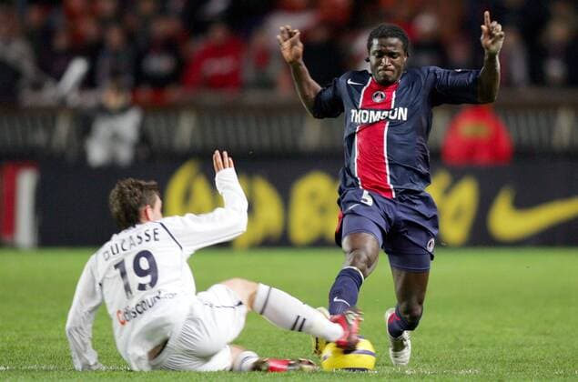Bernard Mendy (re., Paris St. Germain) gegen Pierre Ducasse (Bordeaux) -  Fußball Herren Ligue 1 2005 2006, 1. Französische Liga, Paris Saint Germain - Girondins de Bordeaux 3:1, PSG, Vdig Gruppe pan13469 Paris Dynamik, Kampf,  