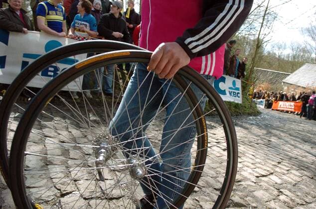 Ein T Mobile Helfer trägt Laufräder auf den Molenberg -  Radsport Herren Flandernrundfahrt 2006, Flandern Rundfahrt, ProTour, Straßenradsport, Straße, Rad Einzelbild