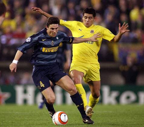 Javier Zanetti (li., Inter) gegen Juan Roman Riquelme (Villarreal) -  Fußball EC 1 Herren Champions League 2005 2006, FC Villarreal - FC Internazionale Mailand, Viertelfinale, Vdig Gruppe Villarreal Dynamik,