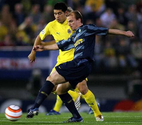 Esteban Cambiasso (re., Inter) gegen Juan Roman Riquelme (Villarreal) -  Fußball EC 1 Herren Champions League 2005 2006, FC Villarreal - FC Internazionale Mailand, Viertelfinale, Vdig Gruppe Villarreal Dynamik,