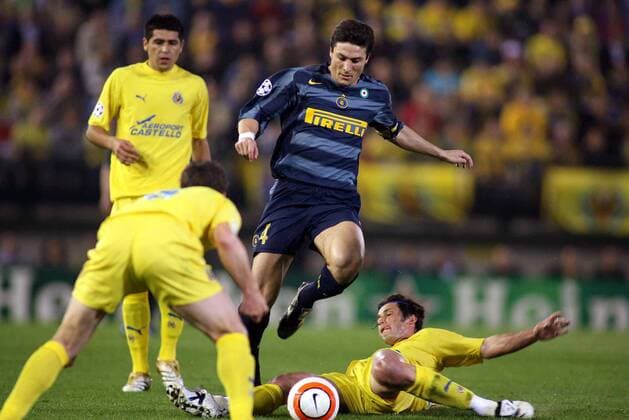 Javier Zanetti (Mitte, Inter) gegen Alessio Tacchinardi (re., Villarreal) -  Fußball EC 1 Herren Champions League 2005 2006, FC Villarreal - FC Internazionale Mailand, Viertelfinale, Vdig Gruppe Villarreal Dynamik, Kampf,